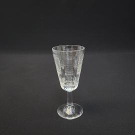 Рюмка винтажная, СССР. Прозрачное стекло, на ножке с геометрической гравировкой