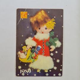 Карманный календарик СССР 1989. Кукла с елкой и подарками, новогодняя тема. Советский календарь