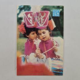 Карманный календарик СССР 1988. Дети в карнавальных костюмах, праздник. Советский календарь