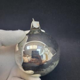Елочная игрушка винтажная, СССР. Стеклянный шар с серебристым покрытием и белым узором