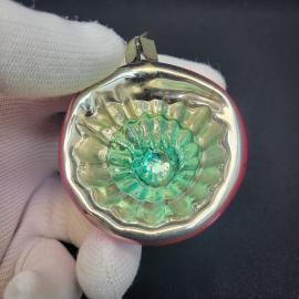 Елочная игрушка винтажная, СССР. Стеклянное яблоко красного цвета с рельефной вставкой