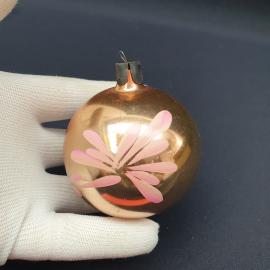 Елочная игрушка винтажная, СССР. Стеклянный шар золотистого цвета с розовым цветочным узором