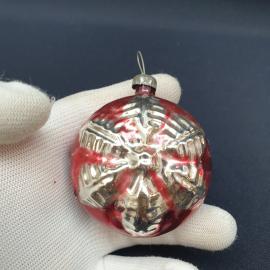 Елочная игрушка винтажная, СССР. Стеклянный шар красно серебристого цвета с рельефным узором