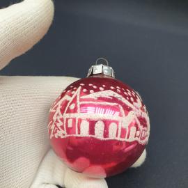 Елочная игрушка винтажная, СССР. Стеклянный шар красного цвета с зимним рисунком ручной росписи
