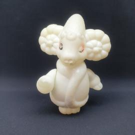 Игрушка винтажная, СССР. Пластмассовая фигурка барашка в одежде, белого цвета