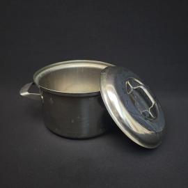 Кастрюля. Металл, с крышкой и боковыми ручками, диаметр около 14 см