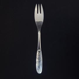 Вилка десертная винтажная, СССР. Металл, с рельефным рисунком на ручке