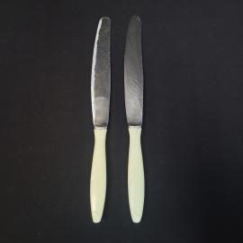 Ножи столовые винтажные, СССР. Набор 2 шт., металлические с пластмассовыми ручками