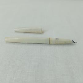 Ручка перьевая винтажная, СССР. Пластмассовый корпус светлого цвета с колпачком