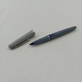 Ручка перьевая винтажная, СССР. Пластмассовый корпус с металлическим колпачком серого цвета