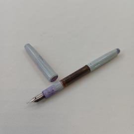 Ручка перьевая винтажная, СССР. Пластмассовый корпус со съемным колпачком светло серого цвета