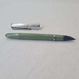 Ручка перьевая винтажная, СССР. Пластмассовый корпус, металлический колпачок