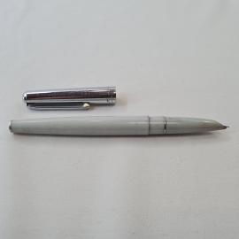 Ручка перьевая винтажная, СССР. Пластмассовый корпус светло серого цвета, металлический колпачок
