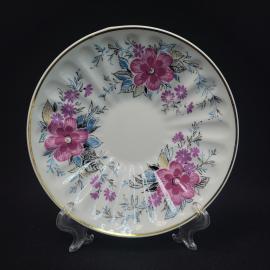 Тарелка винтажная, СССР. Фарфоровая, с цветочным рисунком и рельефным краем