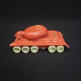 Игрушка танк винтажная, СССР. Пластмассовая модель на колесах, красного цвета