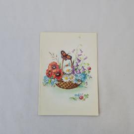 Открытка советская СССР, старинная. Поздравляю, корзина с полевыми цветами и бабочкой, винтаж