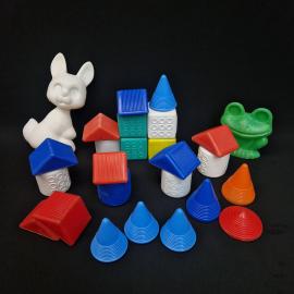 Игрушки винтажные, СССР. Набор строительных кубиков с фигурками зайца и лягушки, пластмасса