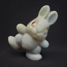 Игрушка винтажная, СССР. Пластмассовая фигурка зайца, белая, для детской игры и декора