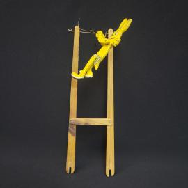 Игрушка винтажная, СССР. Деревянная игрушка дергунчик с зайцем на подвесе, ручная роспись