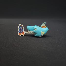 Игрушка винтажная, СССР. Пластмассовая фигурка акулы с подвижной пастью и наклейкой героя