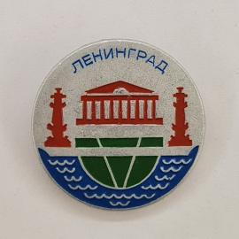 Значок СССР. Ленинград, город, ростральные колонны, здание у воды. Винтажный значек.