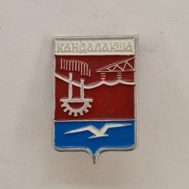 Значок СССР. Кандалакша, герб города с чайкой, мостом и шестерней, Мурманская область. Винтажный зна