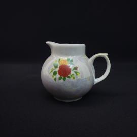 Молочник винтажный, СССР. Фарфор с перламутровой глазурью, декор с розой