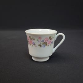 Чашка винтажная, СССР. Фарфоровая кофейная чашка с цветочным рисунком, белая на ножке