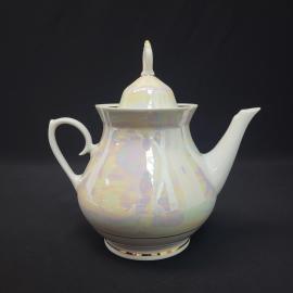 Чайник винтажный, СССР. Фарфоровый, с перламутровой глазурью и золоченой каймой