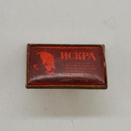Значок СССР. Ленин, надпись Искра, революционная тематика. Винтажный значек.