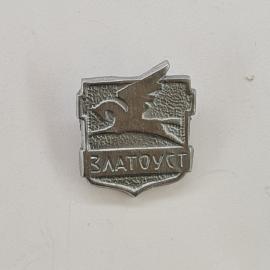 Значок СССР. Златоуст, Челябинская область, Урал, городской сувенир с птицей. Винтажный значек.