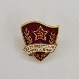 Значок СССР. День советской армии и вмф, звезда с серпом и молотом, военная тема. Винтажный значек.