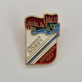 Значок СССР. Лыжня зовет, Мурманск 1987, спорт, ленты. Винтажный значек.