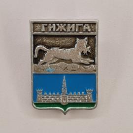 Значок СССР. Гижигa, герб города с лисой и крепостью, Магаданская область. Винтажный значек.