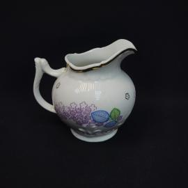 Сливочник винтажный, СССР. Фарфор, рельефный корпус с цветочным декором и золочением