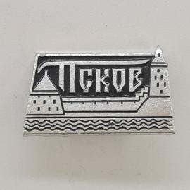 Значок СССР. Псков, город с башнями и крепостной стеной. Винтажный значек.