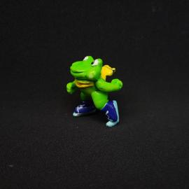 Фигурка винтажная, СССР. Пластмассовая игрушка лягушонок в коньках, Kinder Surprise 1993