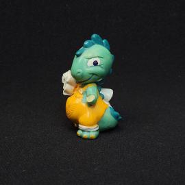 Игрушка винтажная, СССР. Пластмассовая фигурка дракончика в комбинезоне с свитком в лапах