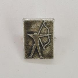 Значок СССР. Лучник со стрелой, спорт. Винтажный значек.