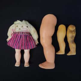 Кукла винтажная, СССР. Пластмасса, разборная, в одежде, с запасными деталями ног