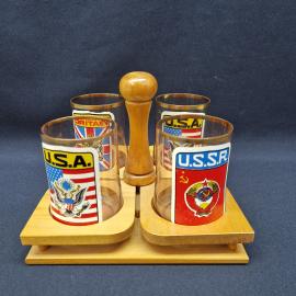 Стаканы винтажные, СССР. Набор 4 шт. с деревянной подставкой, стекло с рисунком флагов