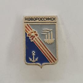 Значок СССР. Новороссийск, якорь и портовые краны, Краснодарский край. Винтажный значек.