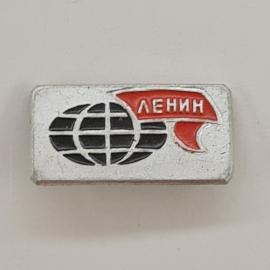 Значок СССР. Ленин, земной шар, общественно политическая тематика. Винтажный значек.
