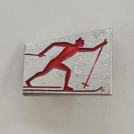 Значок СССР. Лыжник, зимний спорт. Винтажный значек.