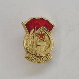 Значок СССР. Ветеран, красное знамя, звезда, серп и молот, военная тематика. Винтажный значек.