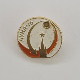 Значок СССР. Луна 16, космос, звезда и башни. Винтажный значек.