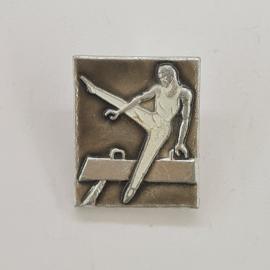 Значок СССР. Спорт, гимнаст на брусьях. Винтажный значек.