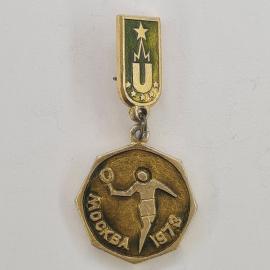 Значок СССР. Москва 1973, теннисист с ракеткой, спорт, звезда и буква М. Винтажный значек.