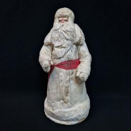 Винтажная фигура Деда Мороза, выполненная в характерной для советского периода манере. Это крупный и