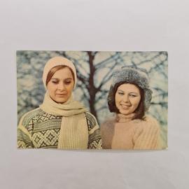 Открытка советская СССР. Кадр из кинофильма Молодые, девушки в зимней одежде. Винтаж